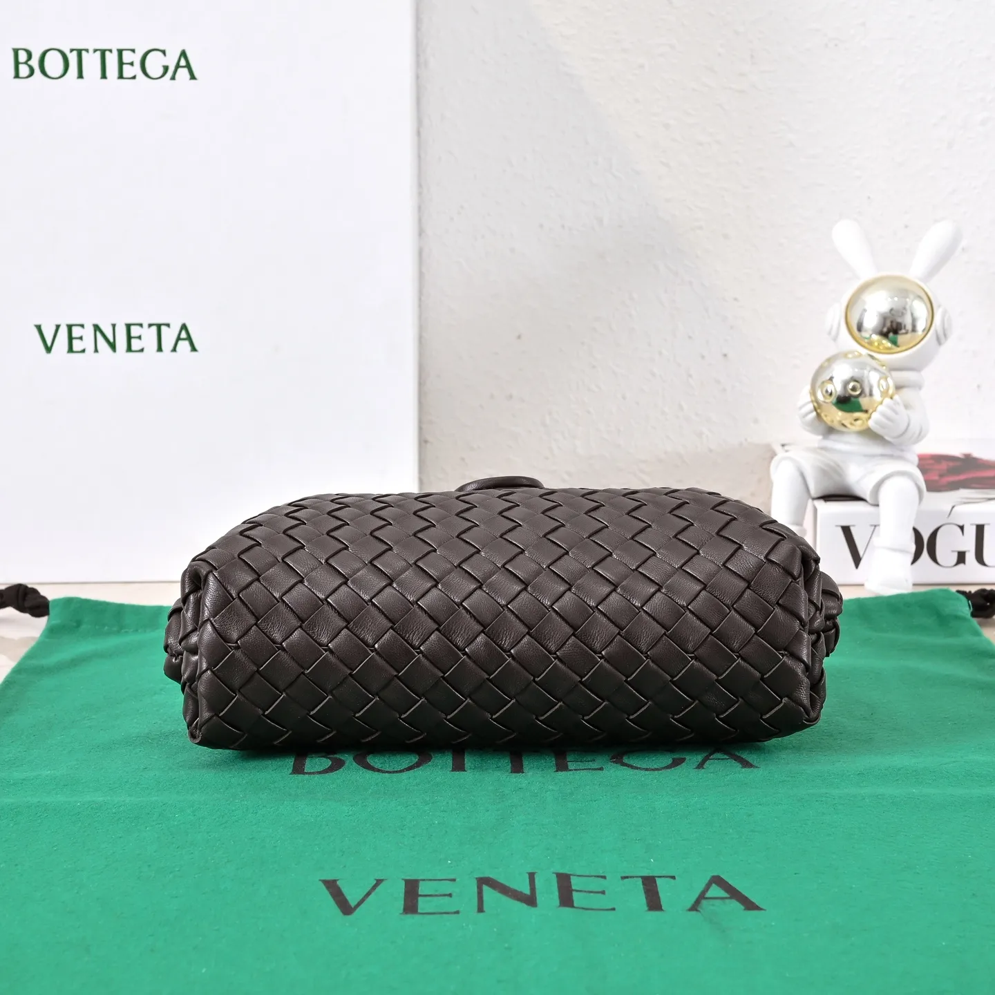 Batch 1880 BOTTEGA VENETA LAUREN 1980 small clutch bag is new! The small size that many people are squatting on is finally here. The self-adjustable zipper is a highlight of this bag. After being removed, it can be used as a handbag for important occasions. One bag unlocks two carrying methods at the same time. It is practical and has a unique sense of structure and beautiful lines. It is more elegant than a small cloud. It is a tribute to the classics and the pursuit of modernity. Style number: 4038 Size: 27*15*8cm